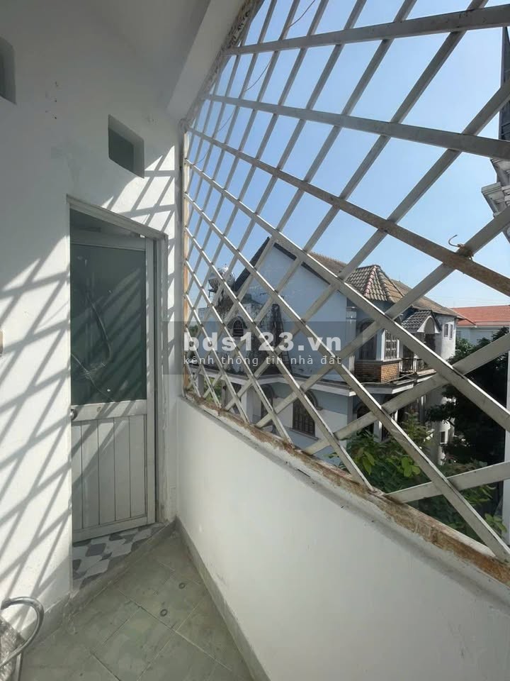 Cho thuê phòng 40m2 có ban công tại 803 Huỳnh Tấn Phát