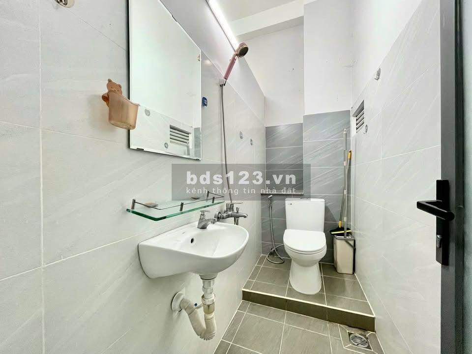 Cho thuê phòng tại Dương Quảng Hàm, P5 Gò Vấp, có ban công