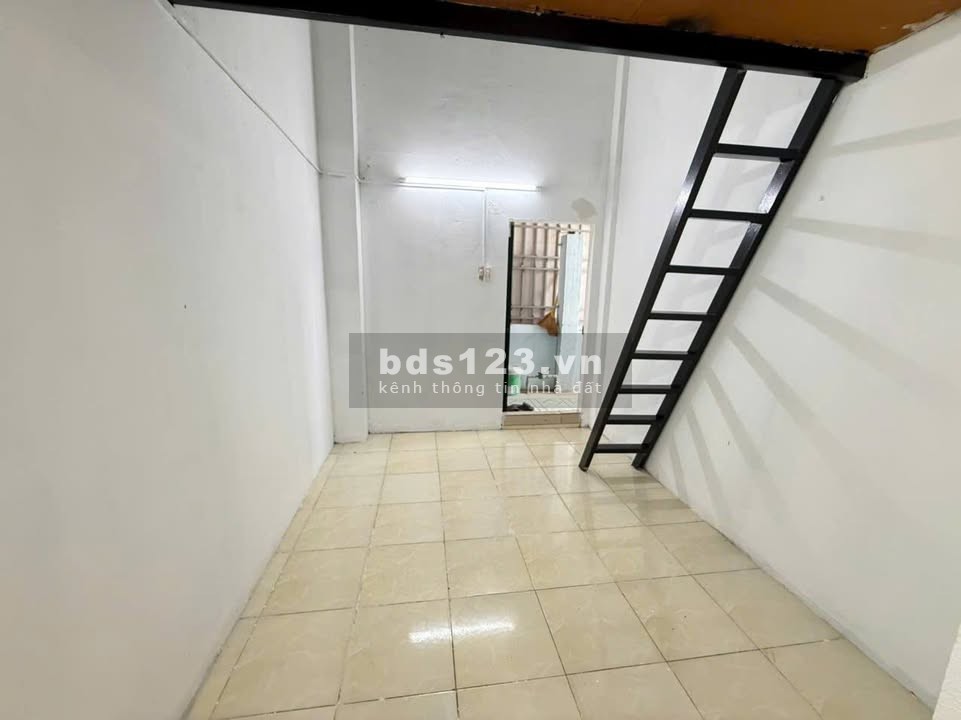 Cho thuê phòng trệt có gác, dắt xe vào phòng tại 100 Bùi Tư…