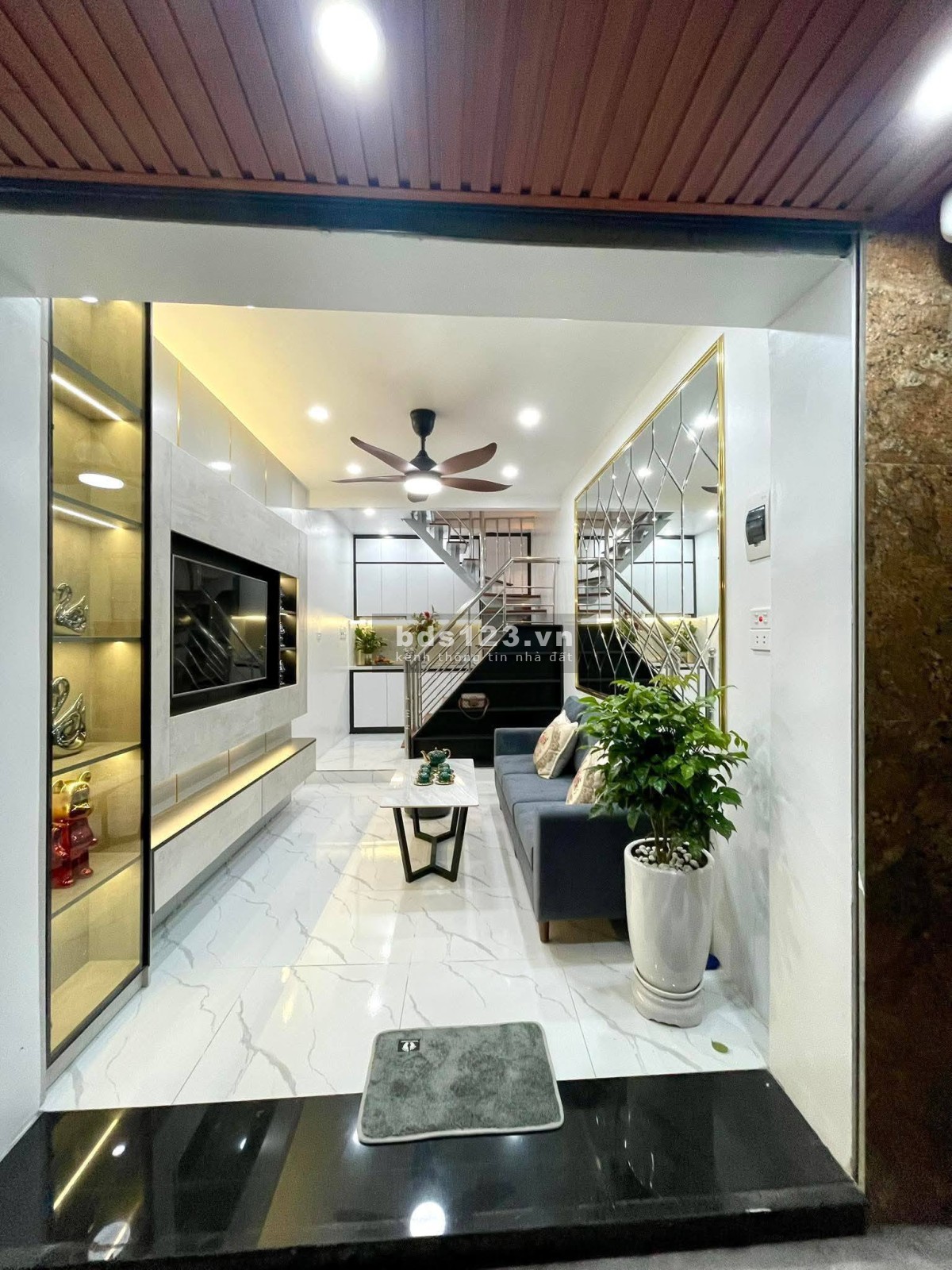 Nhà Đẹp Ngõ Văn Chương, Đống Đa 20m, 5 tầng, giá 5.6 tỷ.