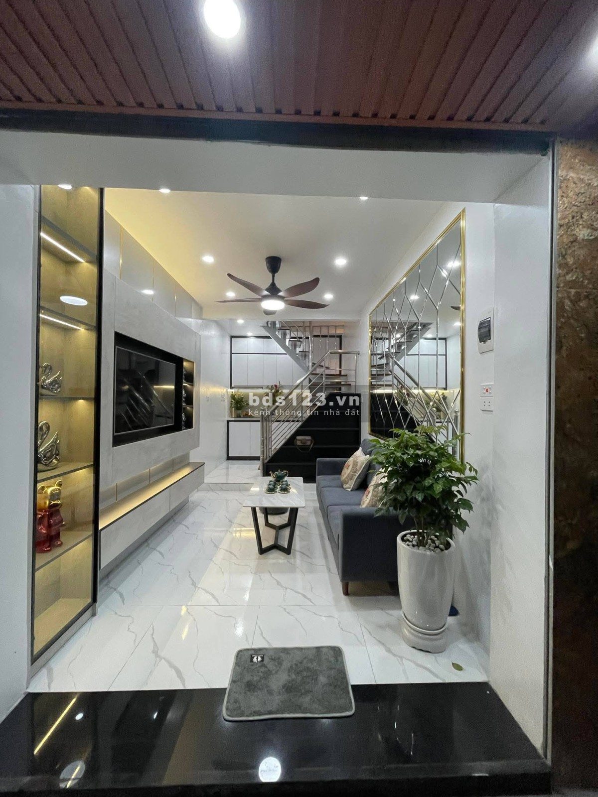 Nhà Đẹp Ngõ Văn Chương, Đống Đa 20m, 5 tầng, giá 5.6 tỷ.