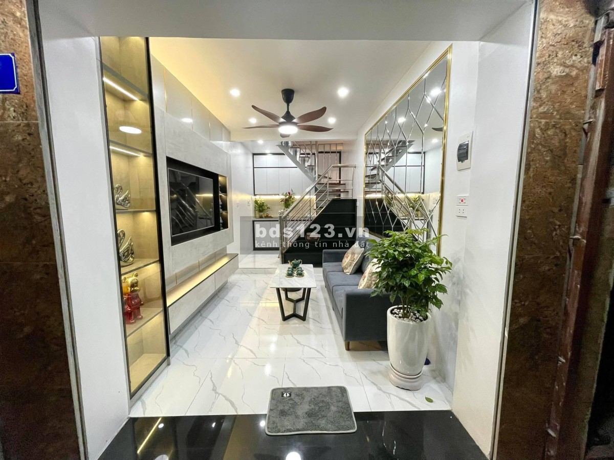 Nhà Đẹp Ngõ Văn Chương, Đống Đa 20m, 5 tầng, giá 5.6 tỷ.