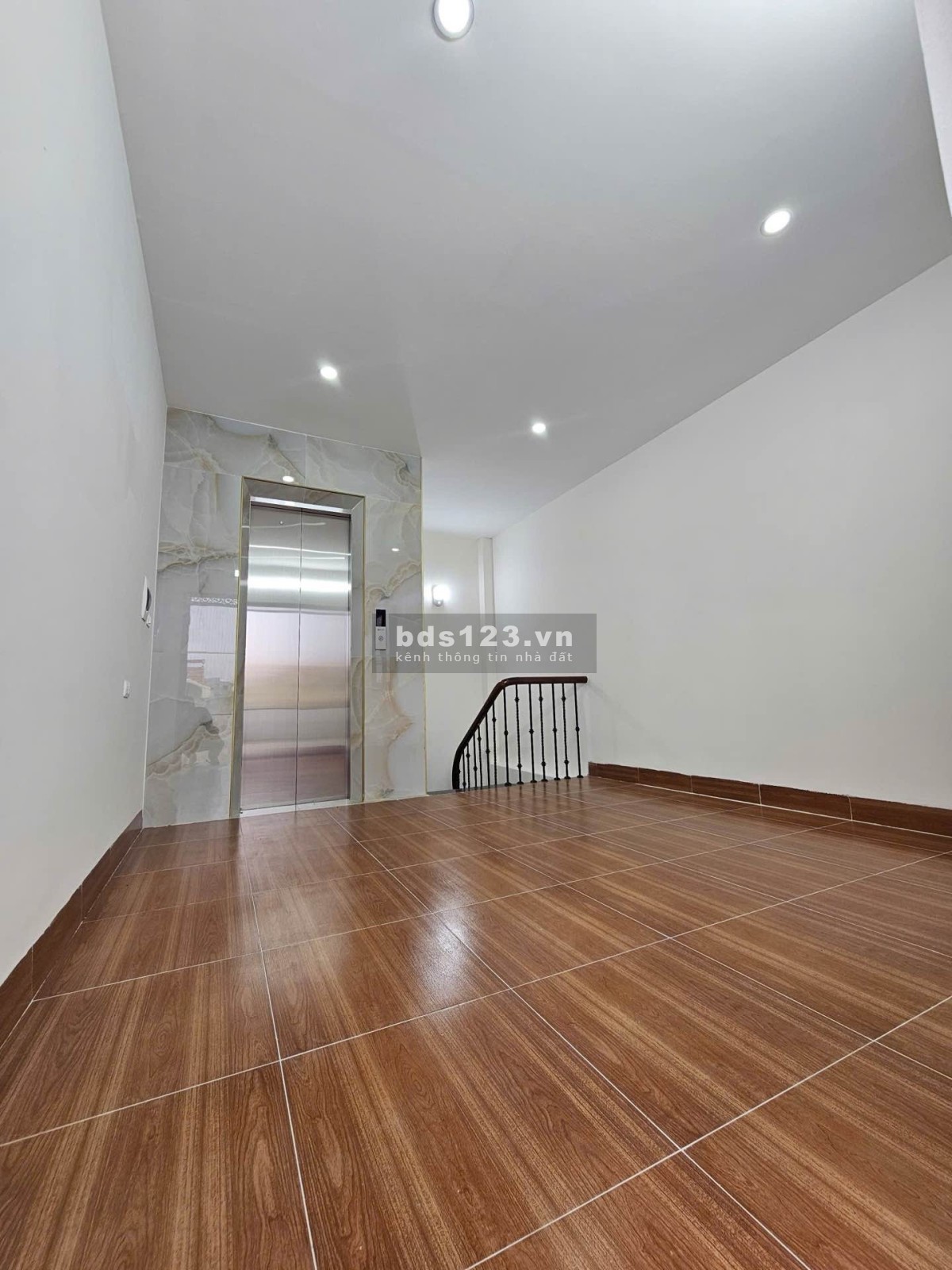 Nhà Giáp Nhị, ô tô đỗ trước cửa, có thang máy, 5 tầng…