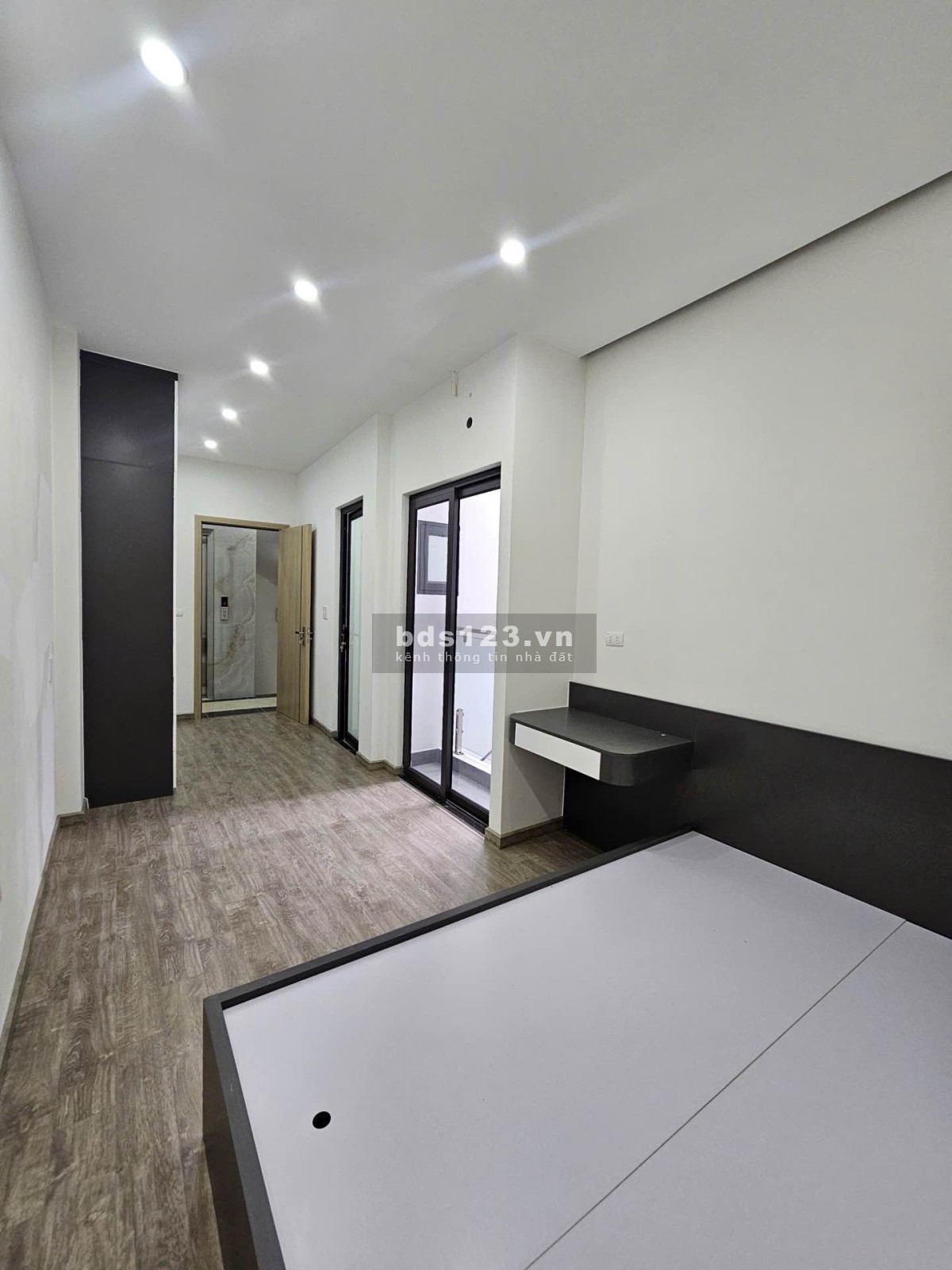 Nhà Giáp Nhị, ô tô đỗ trước cửa, có thang máy, 5 tầng…