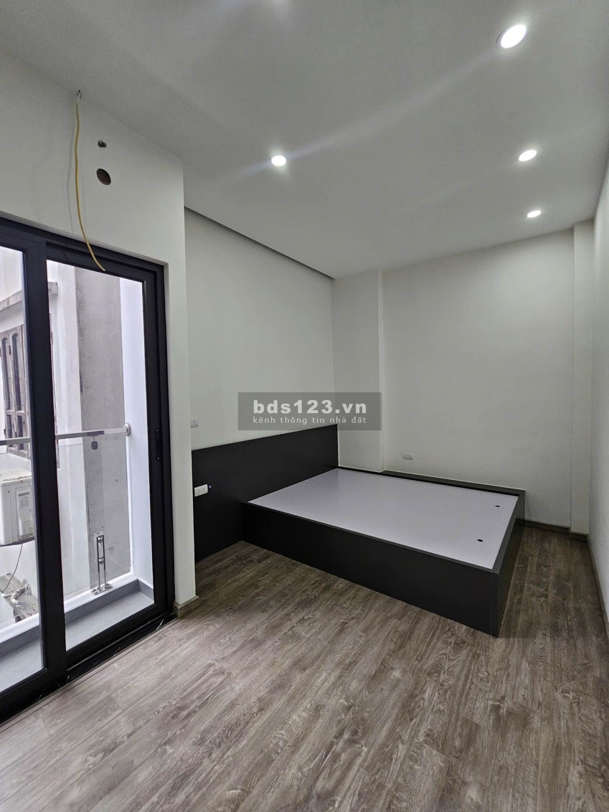 Nhà Giáp Nhị, ô tô đỗ trước cửa, có thang máy, 5 tầng…