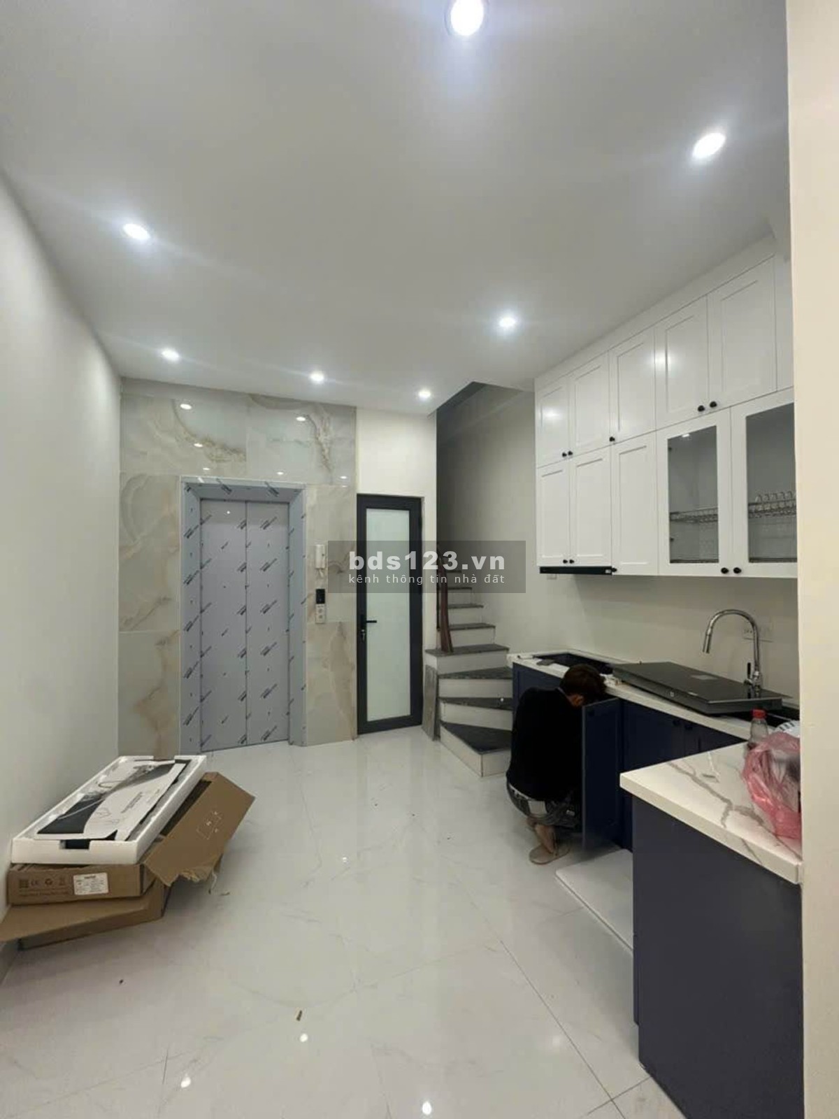 Nhà Giáp Nhị, ô tô đỗ trước cửa, có thang máy, 5 tầng…