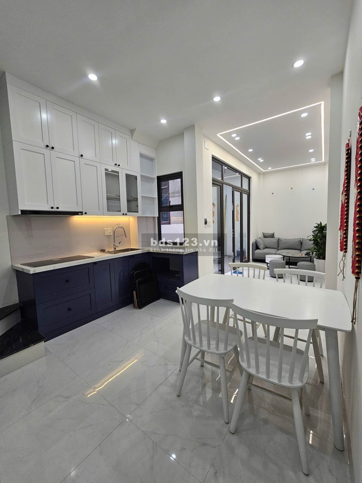 Nhà Giáp Nhị, ô tô đỗ trước cửa, có thang máy, 5 tầng…