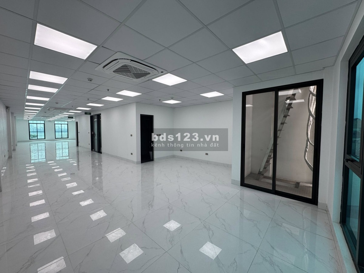 Cho thuê văn phòng mặt phố Lạc Long Quân view Hồ Tây