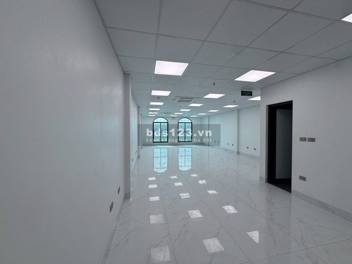 Cho thuê văn phòng mặt phố Lạc Long Quân view Hồ Tây
