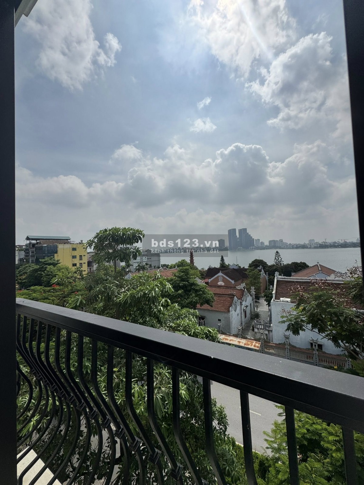 Cho thuê văn phòng mặt phố Lạc Long Quân view Hồ Tây