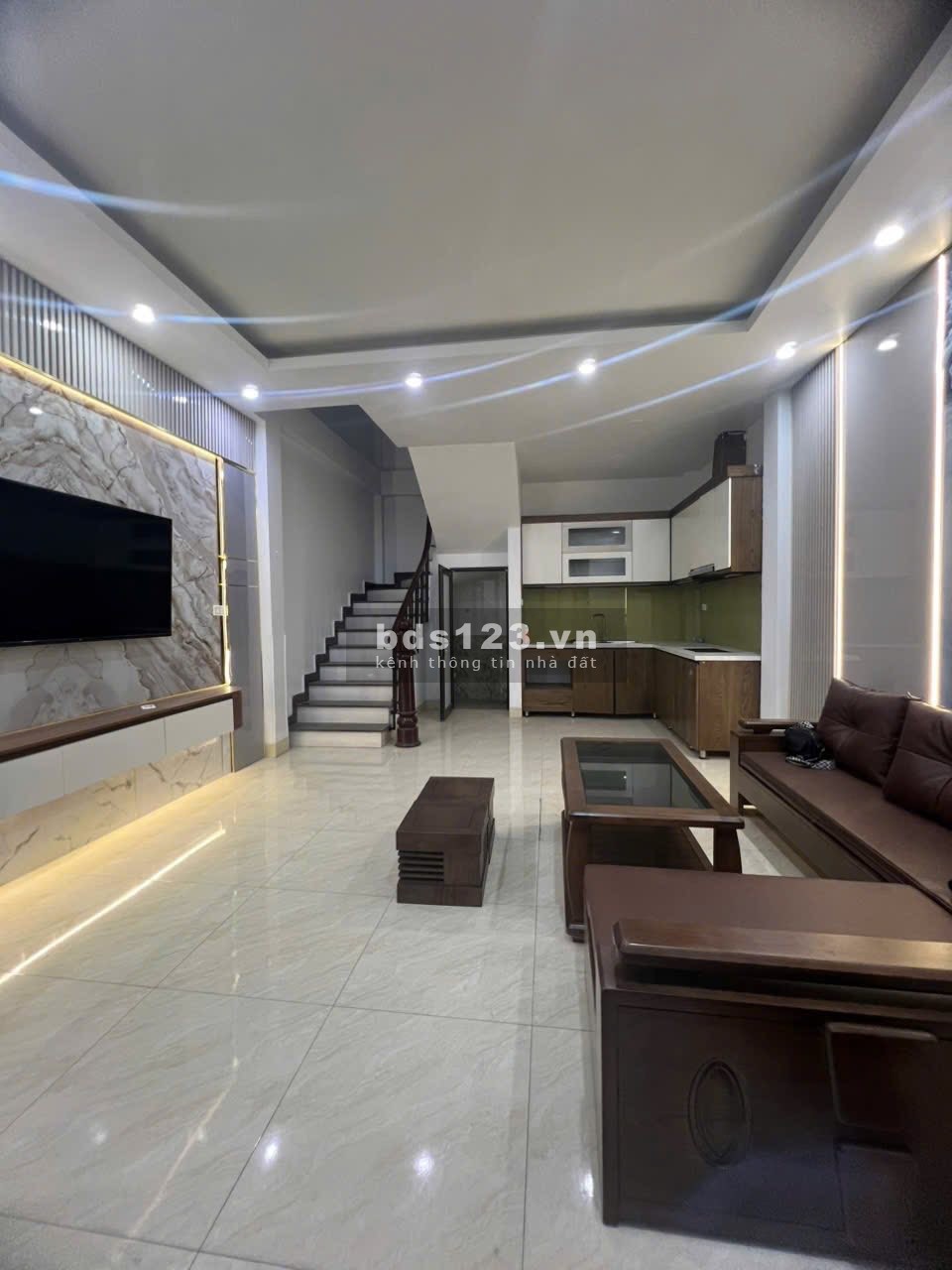 Trung tâm Bồ Đề Long Biên 8 tỷ 35m² MT 4m 5 tầng 10m ra ô tô…