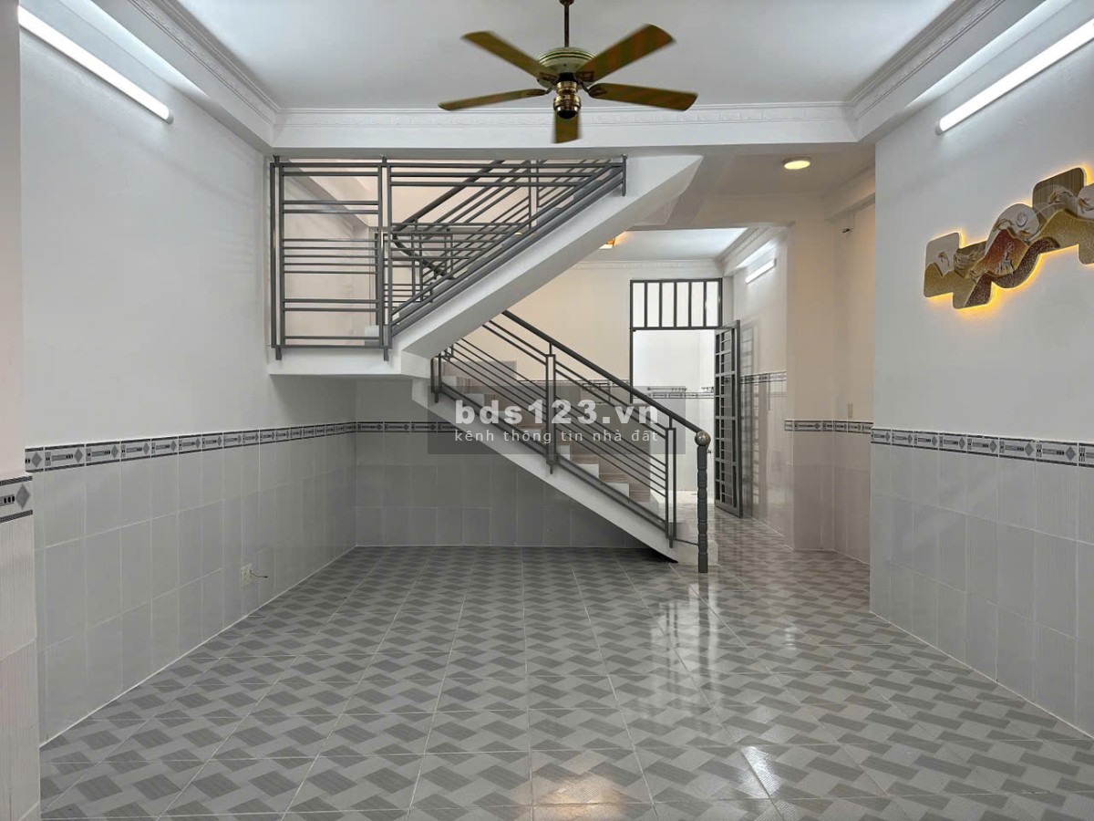 Bán nhà 1 trệt 2 lầu trống suốt mới 100%, hẻm 94 Phú Thọ…