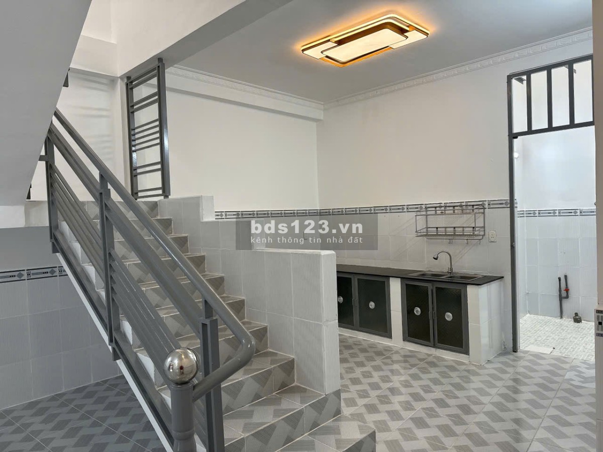 Bán nhà 1 trệt 2 lầu trống suốt mới 100%, hẻm 94 Phú Thọ…