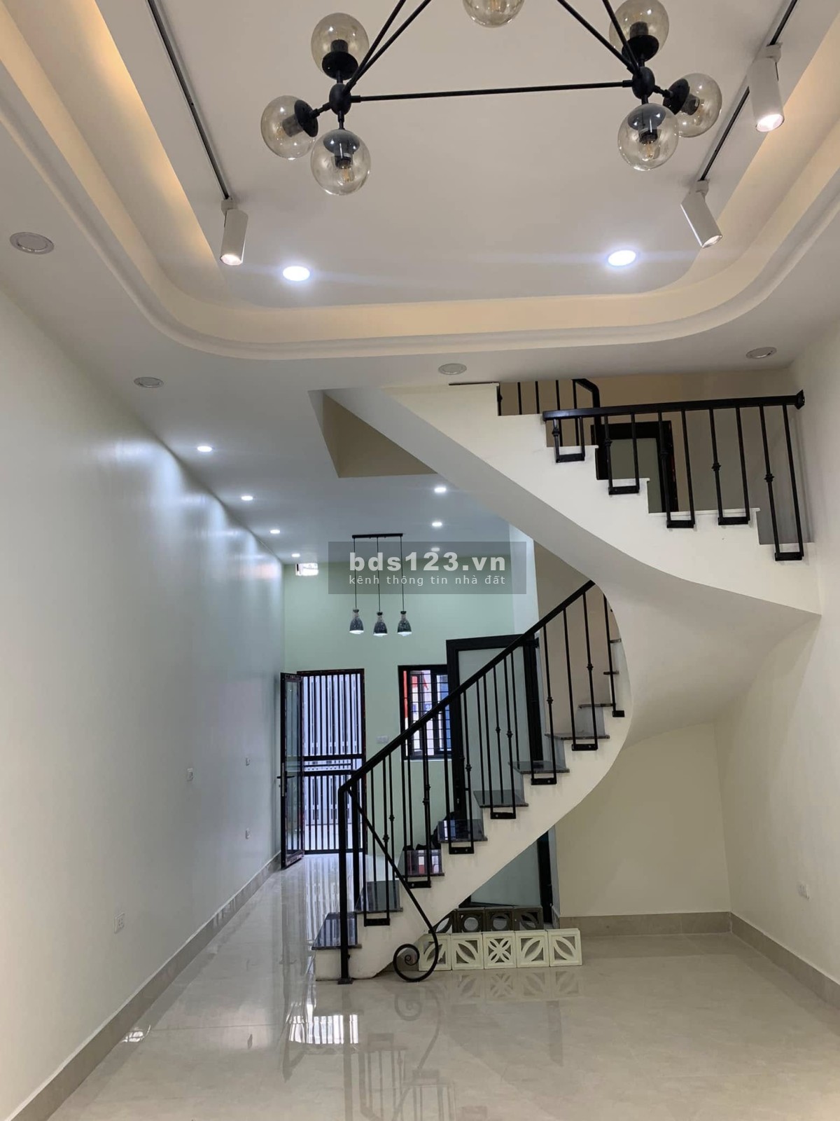 Bán nhà phân lô quân đội Lý Sơn Long Biên 42m MT 4m 5 tầng…