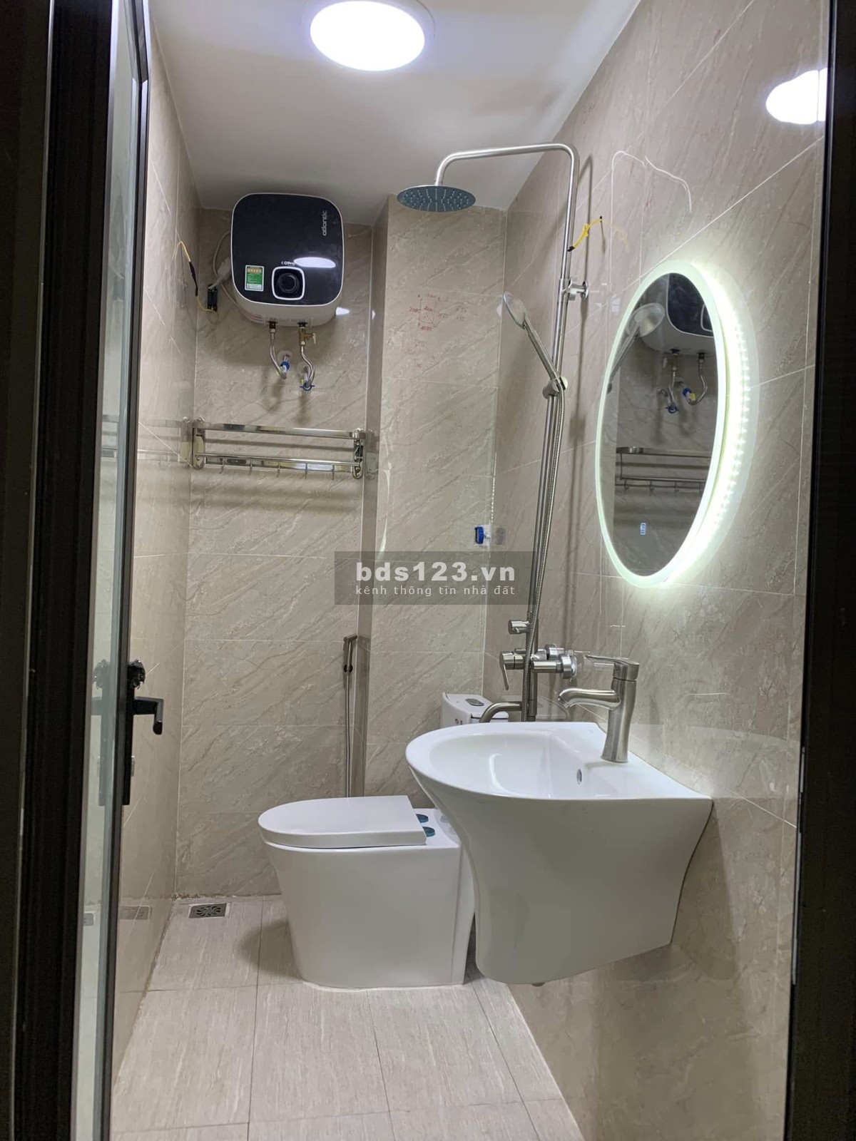 Bán nhà phân lô quân đội Lý Sơn Long Biên 42m MT 4m 5 tầng…