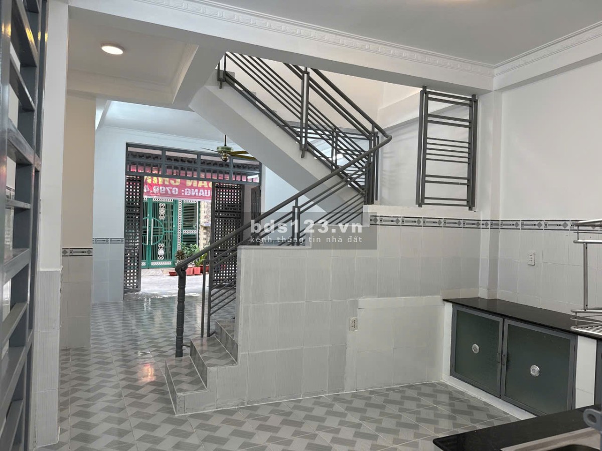 Bán nhà 1 trệt 2 lầu trống suốt mới 100%, hẻm 94 Phú Thọ…