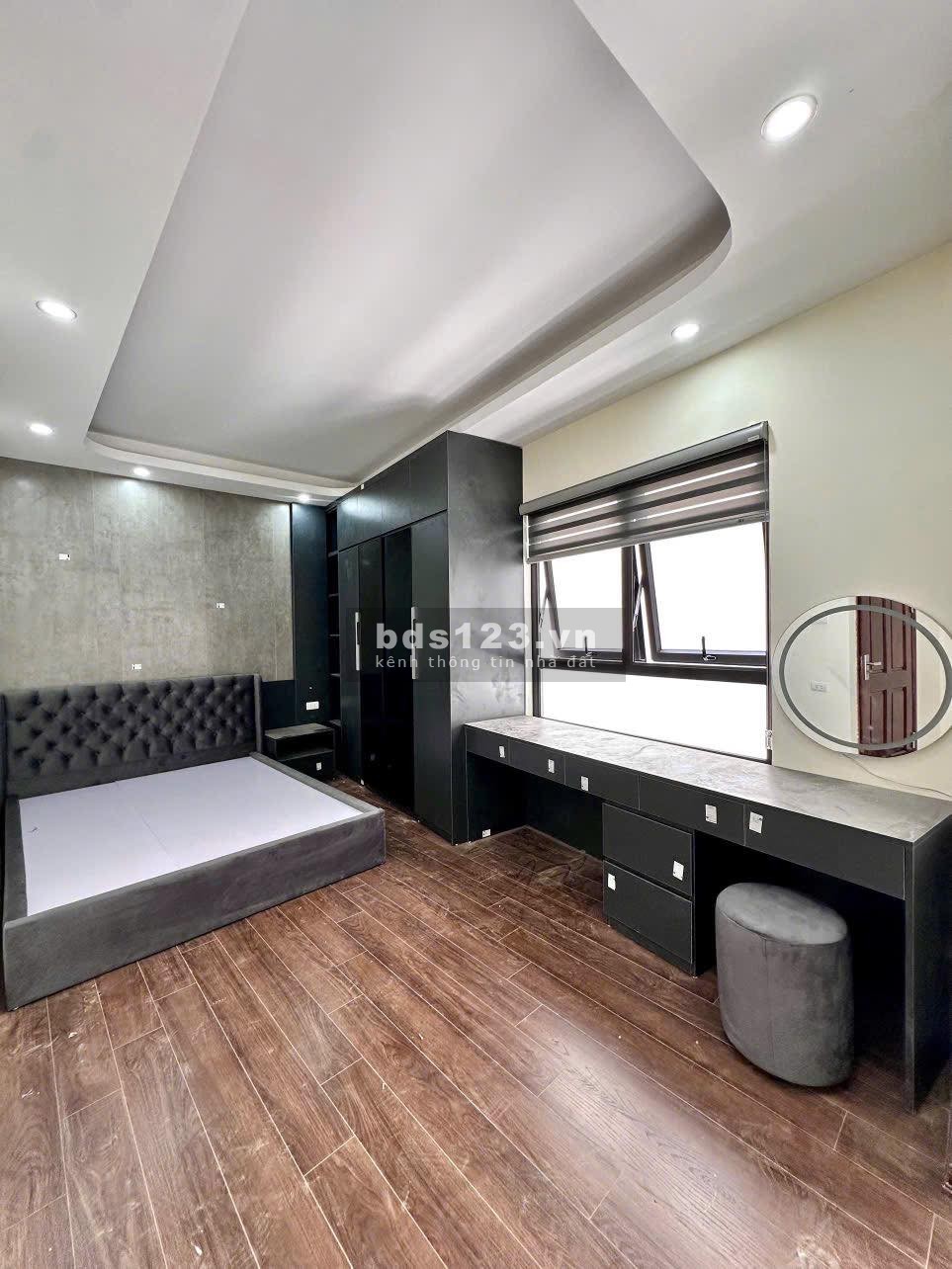 Siêu phẩm Ngọc Thụy Long Biên 6 tầng thang máy ô tô đỗ cửa…