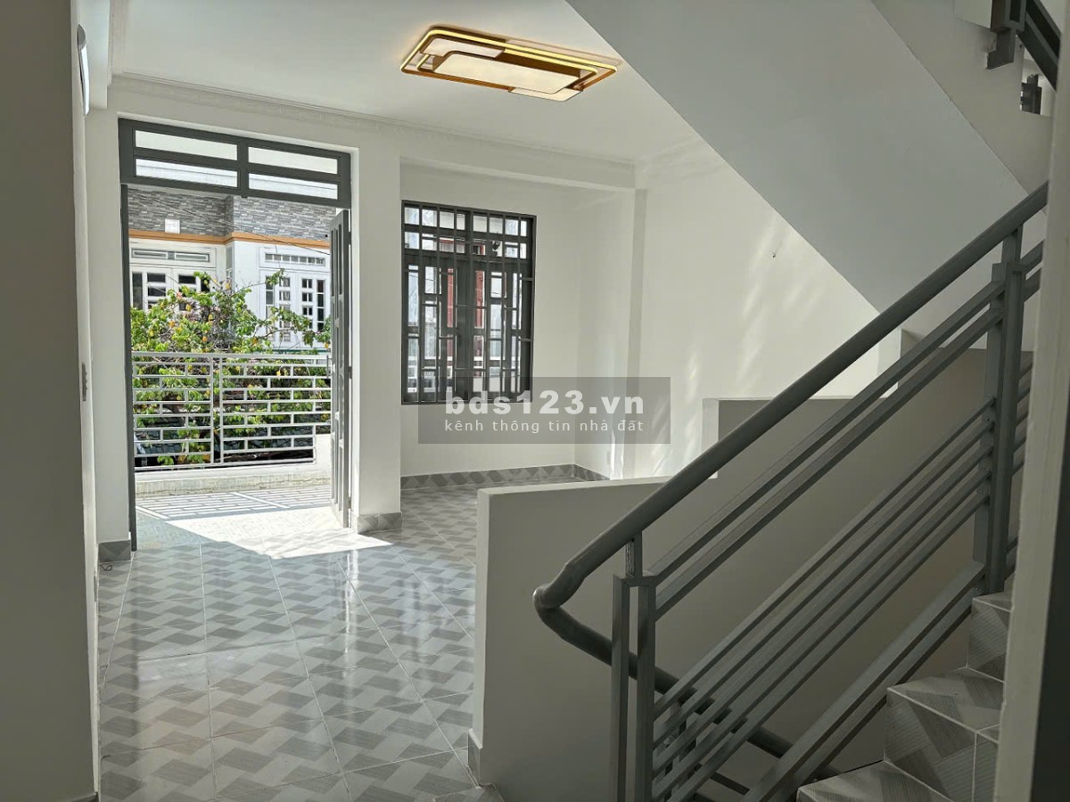 Bán nhà 1 trệt 2 lầu trống suốt mới 100%, hẻm 94 Phú Thọ…