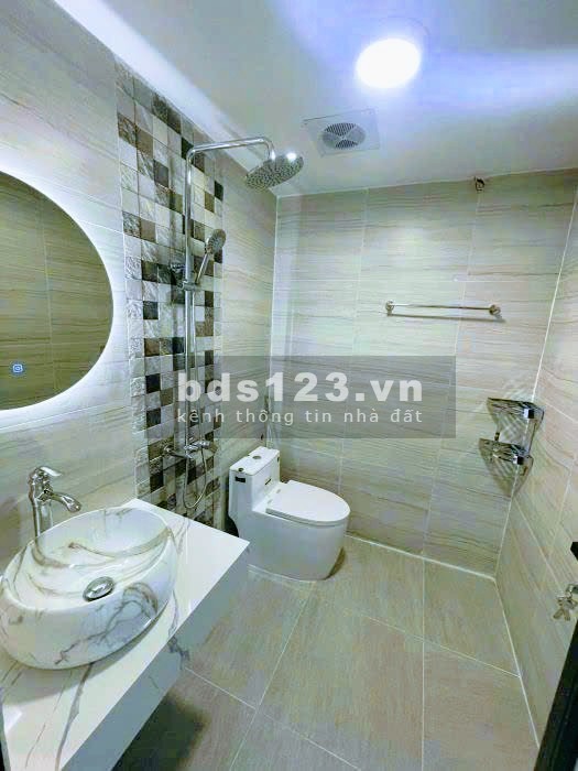 Bán nhà phố Khương Trung, đt 132 m2 , đường ô tô, sổ hồng