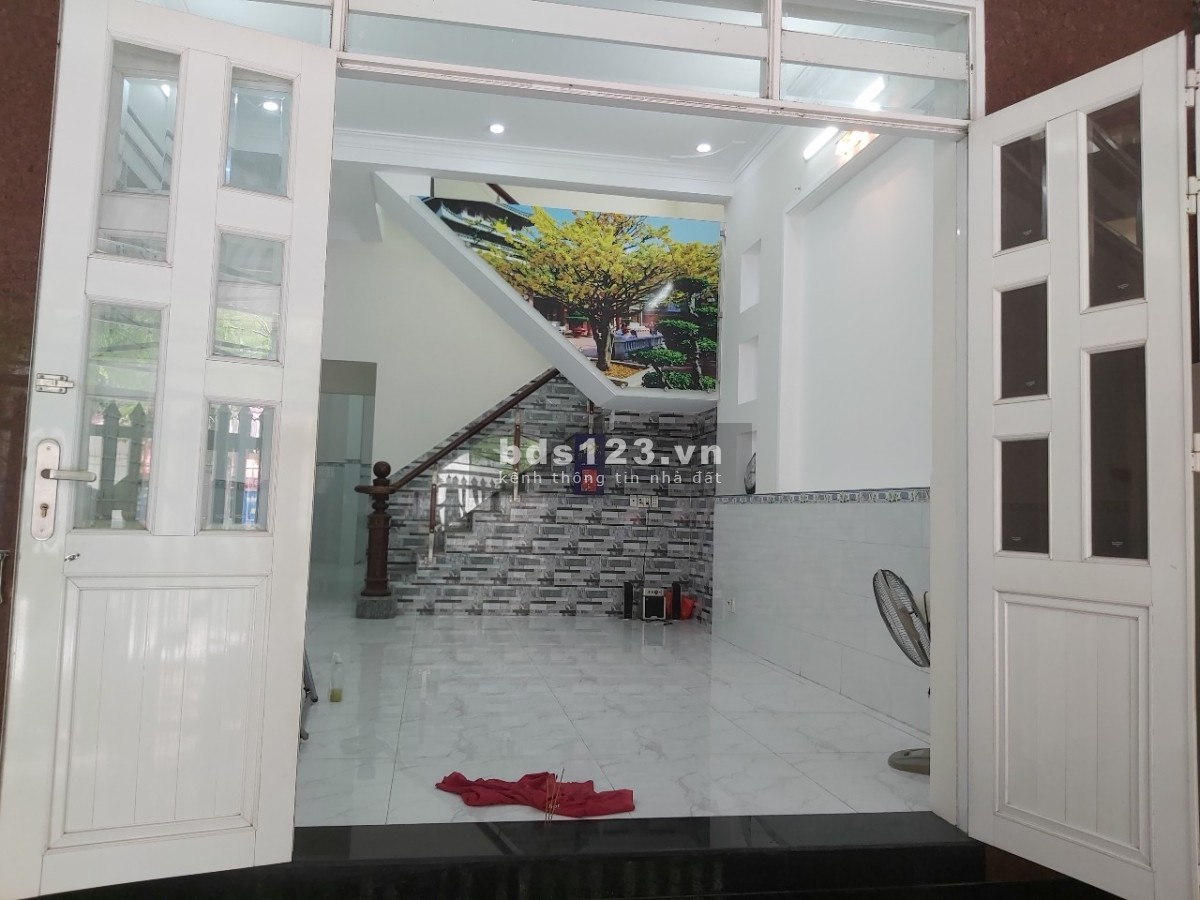 Cho thuê nhà mặt tiền kinh doanh buôn bán trước cổng trường PHTH