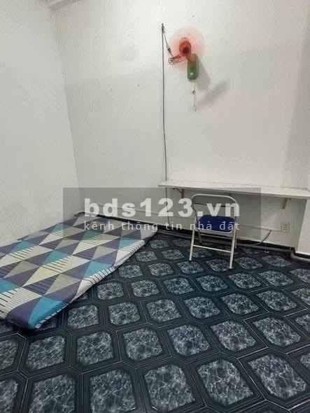 Phòng lầu 1 cho thuê 2.5 triệu tại 709 Nguyễn Kiệm, gần Chợ…