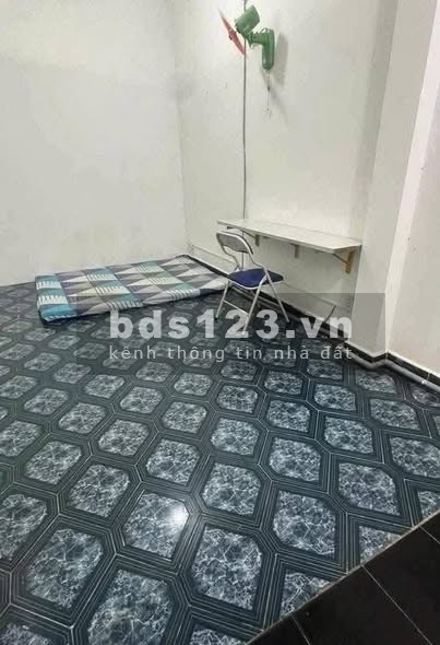 Phòng lầu 1 cho thuê 2.5 triệu tại 709 Nguyễn Kiệm, gần Chợ…