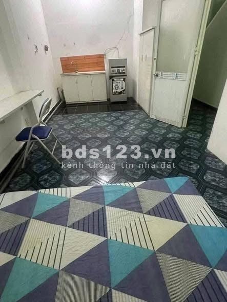 Phòng lầu 1 cho thuê 2.5 triệu tại 709 Nguyễn Kiệm, gần Chợ…