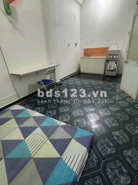 Phòng lầu 1 cho thuê 2.5 triệu tại 709 Nguyễn Kiệm, gần Chợ…