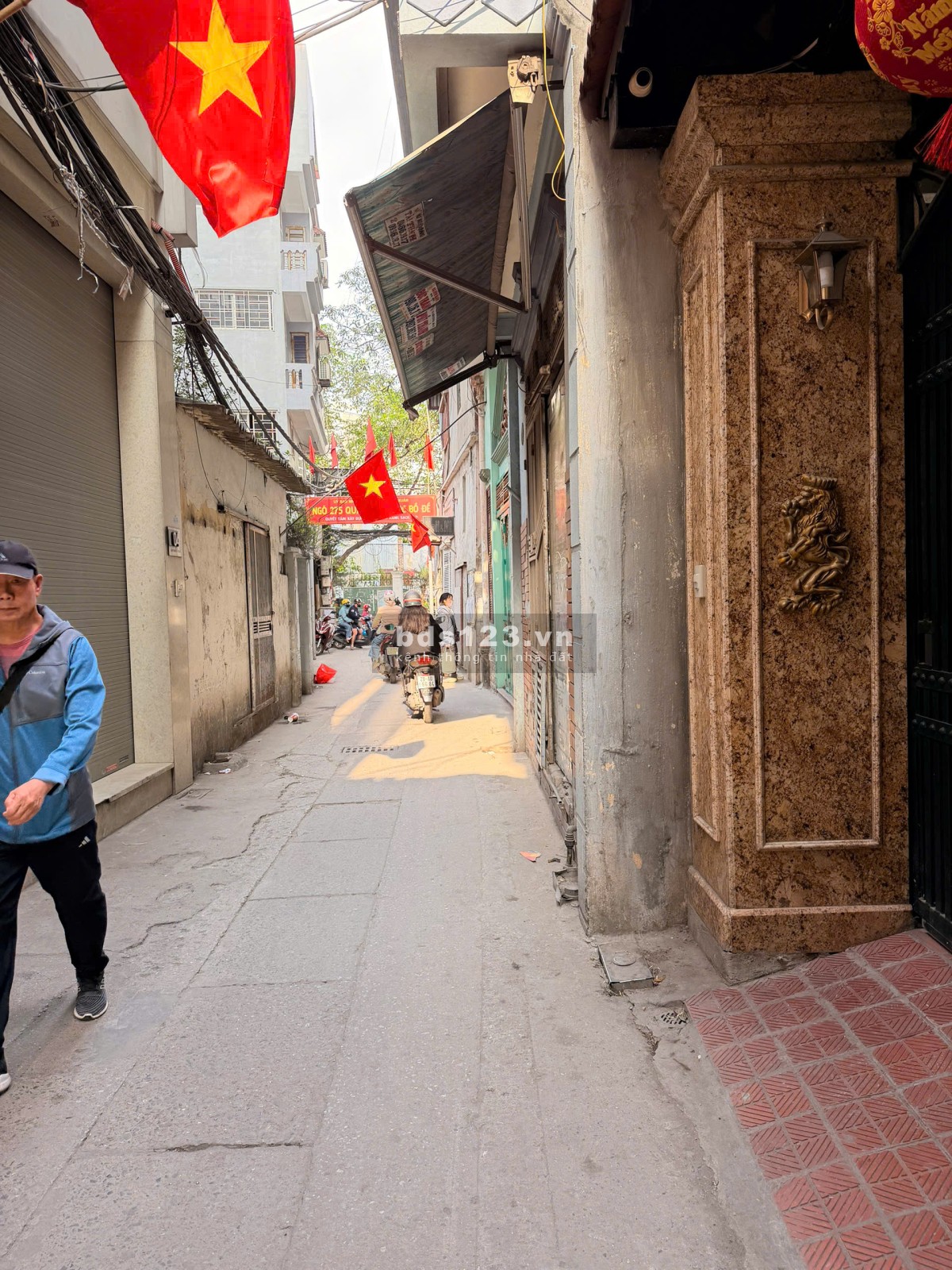 Quan nhân nhà ngay đầu ngõ, 12 tỷ 36m sử dụng 7 tầng thang…