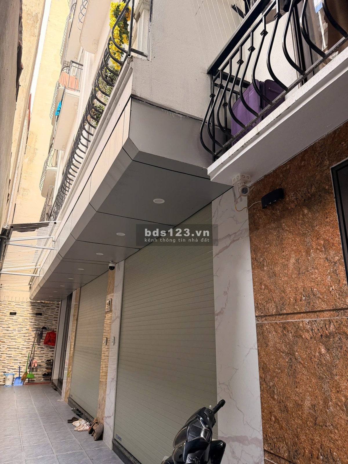 Quan nhân nhà ngay đầu ngõ, 12 tỷ 36m sử dụng 7 tầng thang…