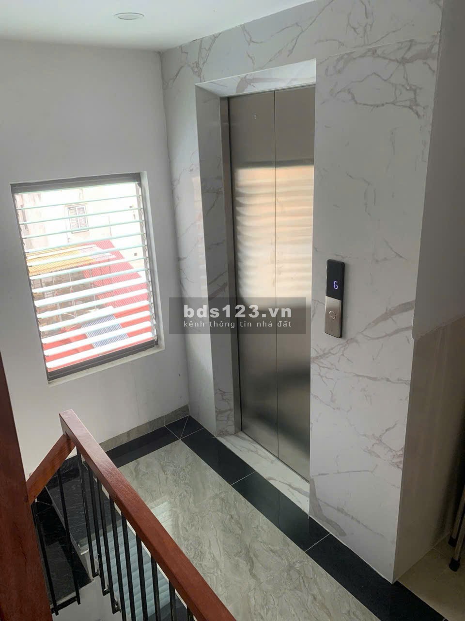 Quan nhân nhà ngay đầu ngõ, 12 tỷ 36m sử dụng 7 tầng thang…