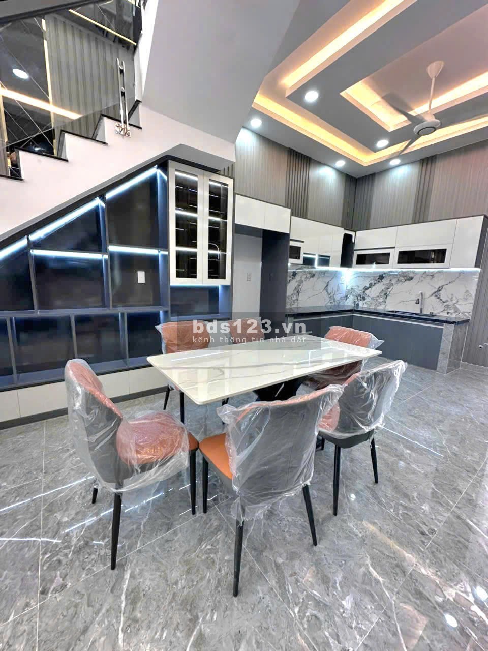 Nhà xây mới 2 tầng gần UBND xã Bến Lức , DT 100m2, nhận nhà ngay