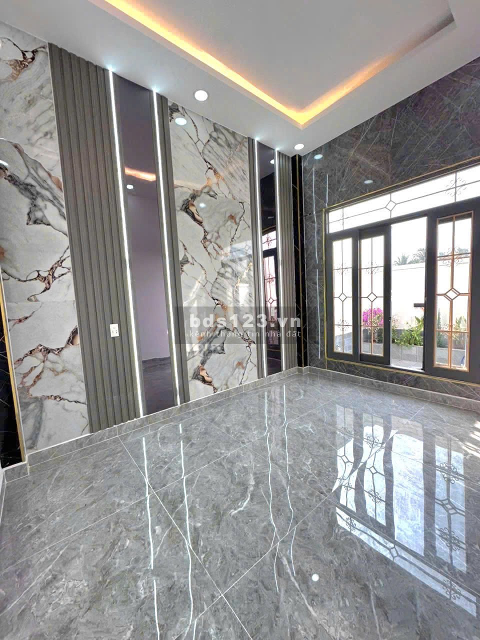 Nhà xây mới 2 tầng gần UBND xã Bến Lức , DT 100m2, nhận nhà ngay