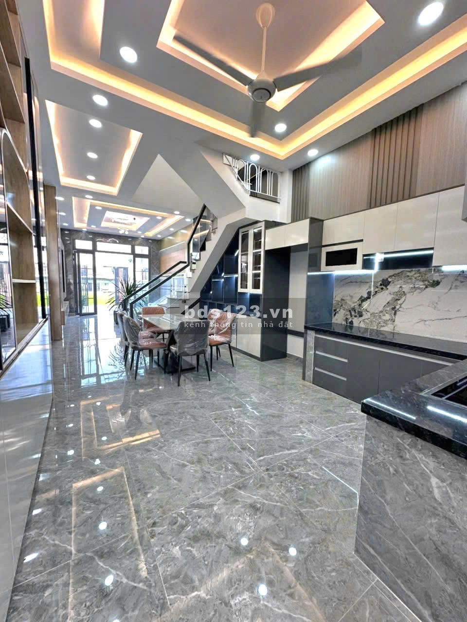 Nhà xây mới 2 tầng gần UBND xã Bến Lức , DT 100m2, nhận nhà ngay