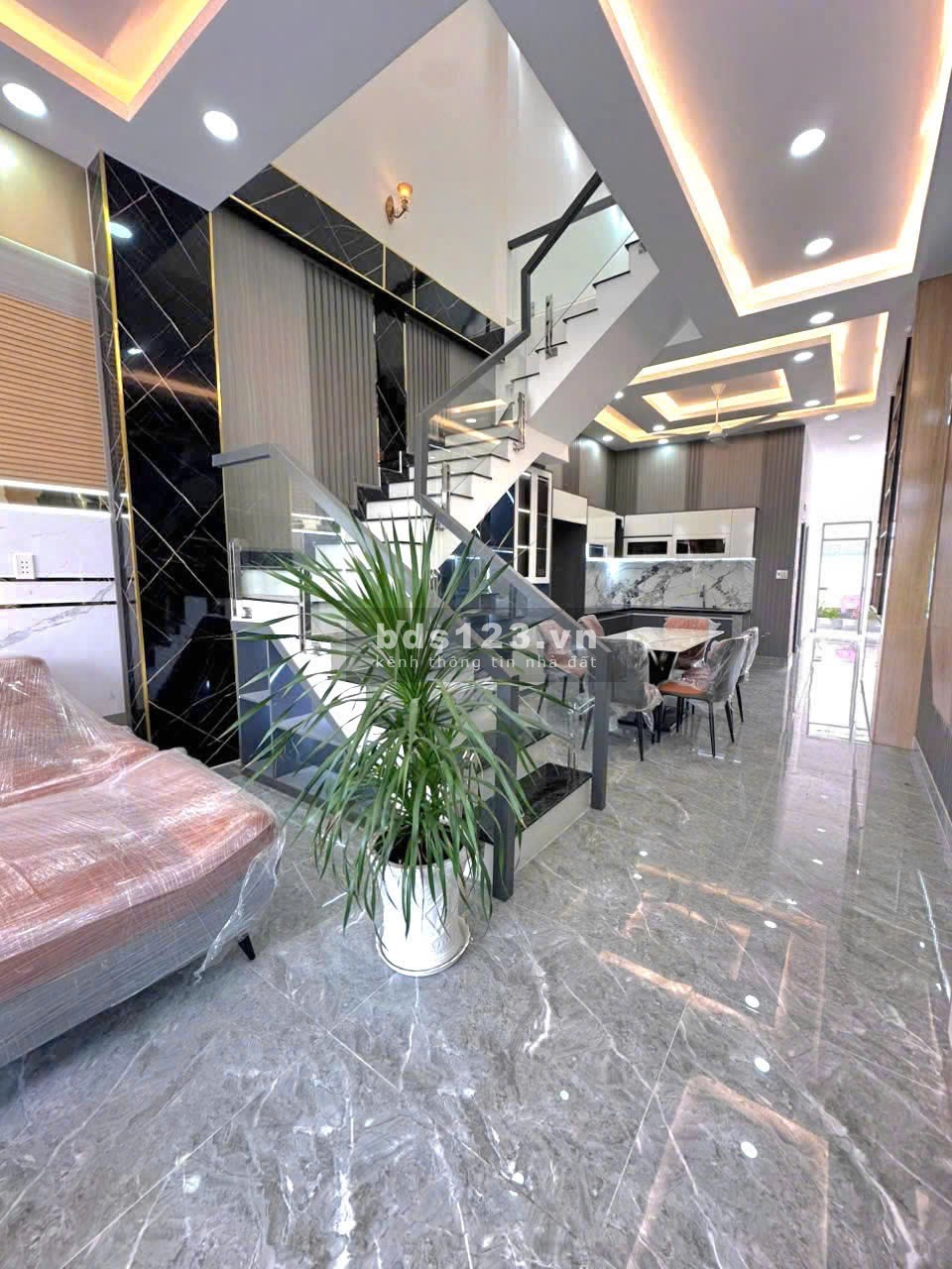 Nhà xây mới 2 tầng gần UBND xã Bến Lức , DT 100m2, nhận nhà ngay