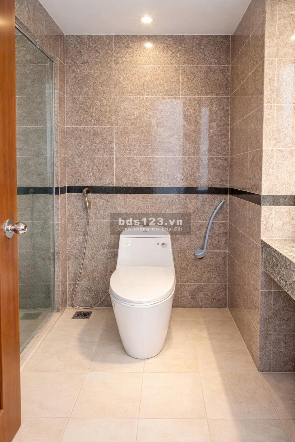 Cho thuê căn hộ 2 phòng ngủ 96m2 chỉ 8.5 triệu