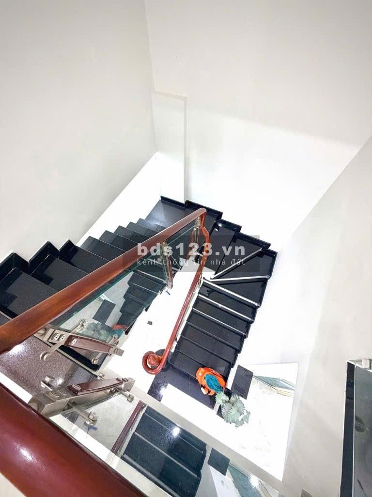 Bán nhà Văn Cao, Tân Phú – sát mặt tiền, 4x11m, 2 tầng, 2PN,…