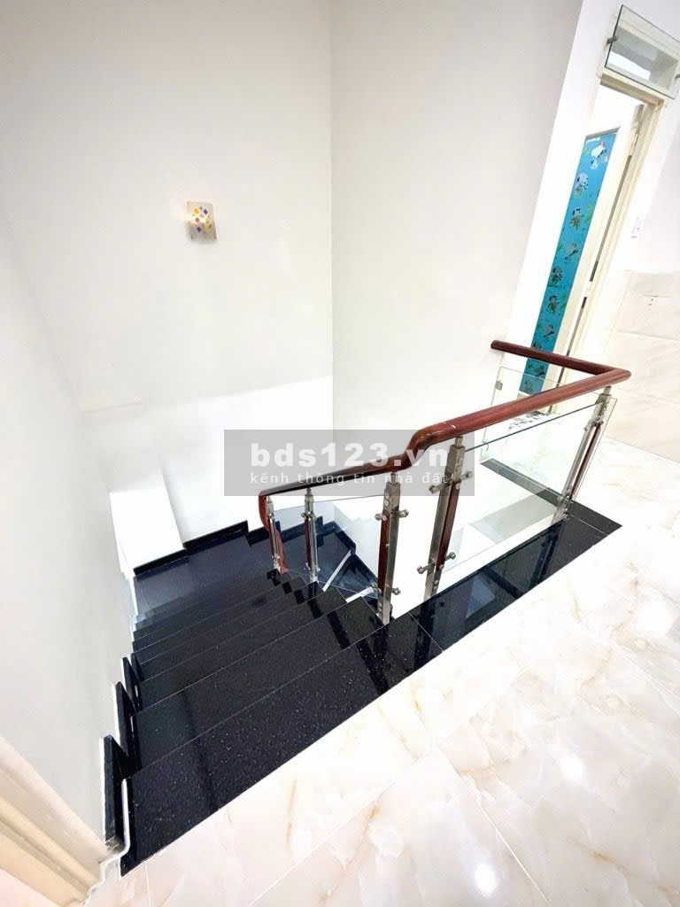 Bán nhà Văn Cao, Tân Phú – sát mặt tiền, 4x11m, 2 tầng, 2PN,…