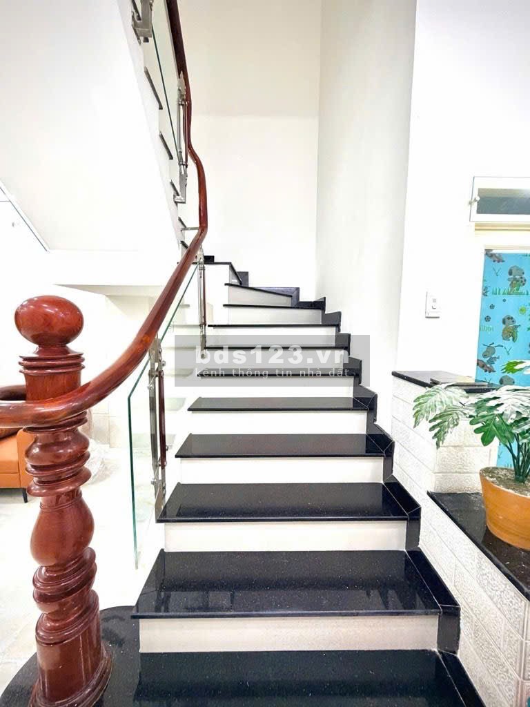 Bán nhà Văn Cao, Tân Phú – sát mặt tiền, 4x11m, 2 tầng, 2PN,…