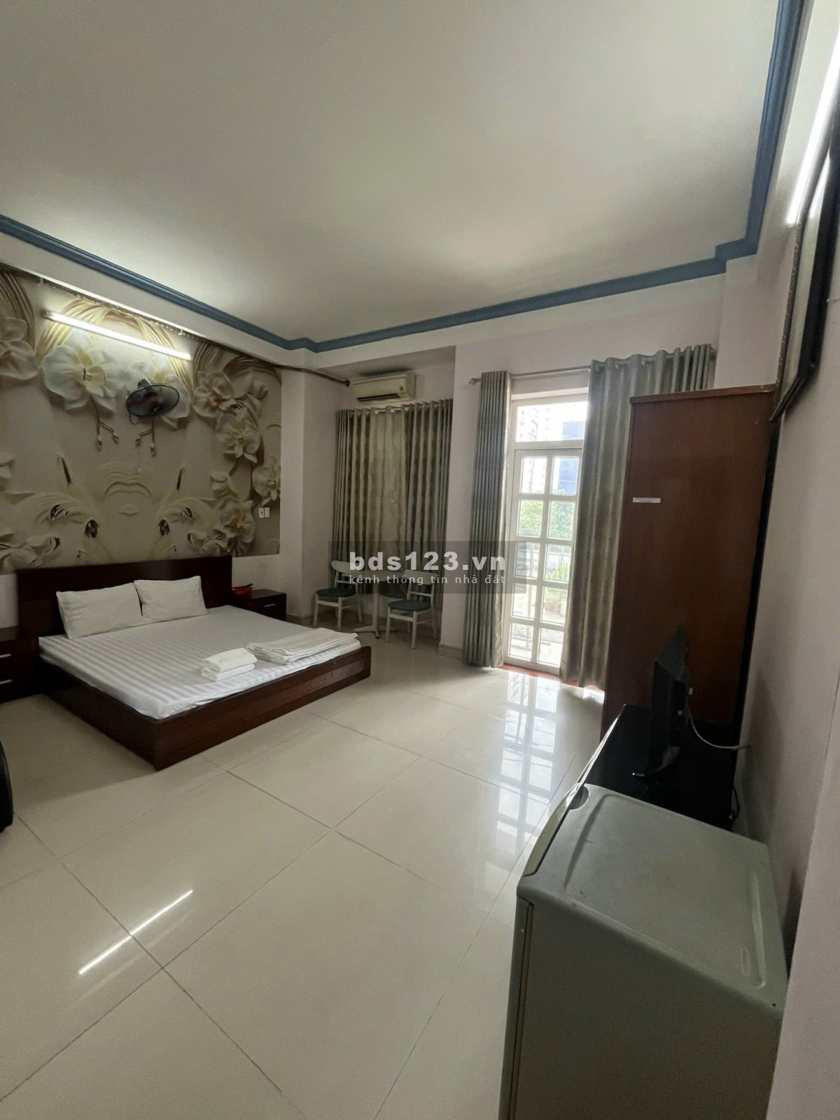 Sang khách sạn Mặt Tiền đường Huỳnh Tấn Phát, Quận 7