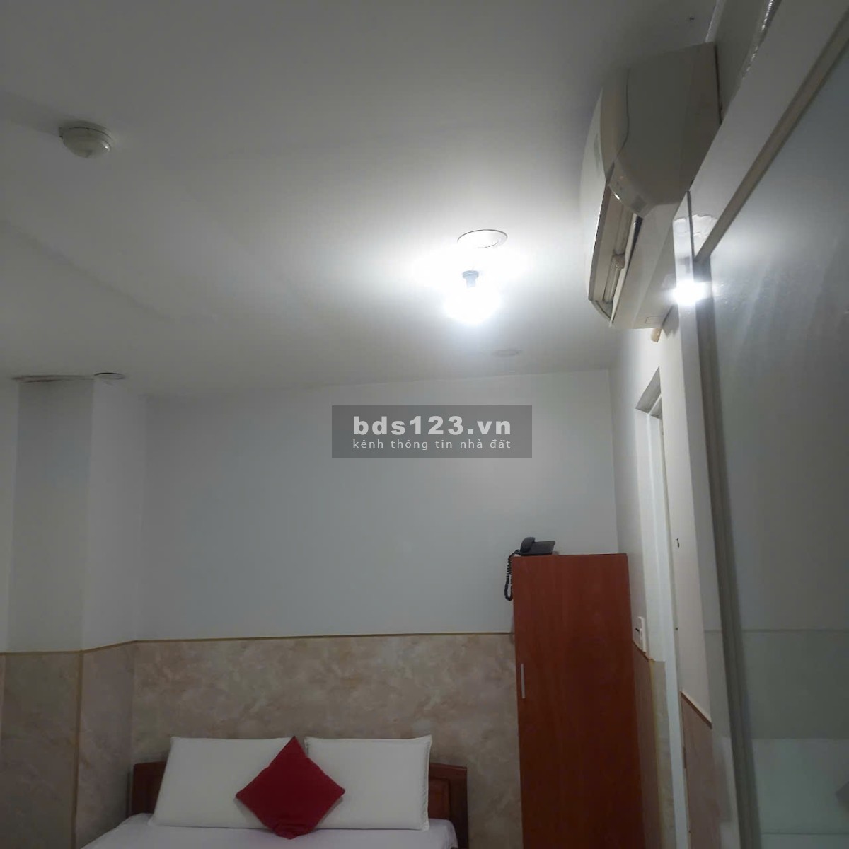 Sang khách sạn 18 phòng/có thang máy (giá 50 triệu) Quận Tân Phú.