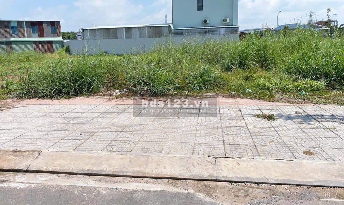 Hạ giá bán 125m2 ngay trục đường kinh doanh buôn bán TDC Lộc…