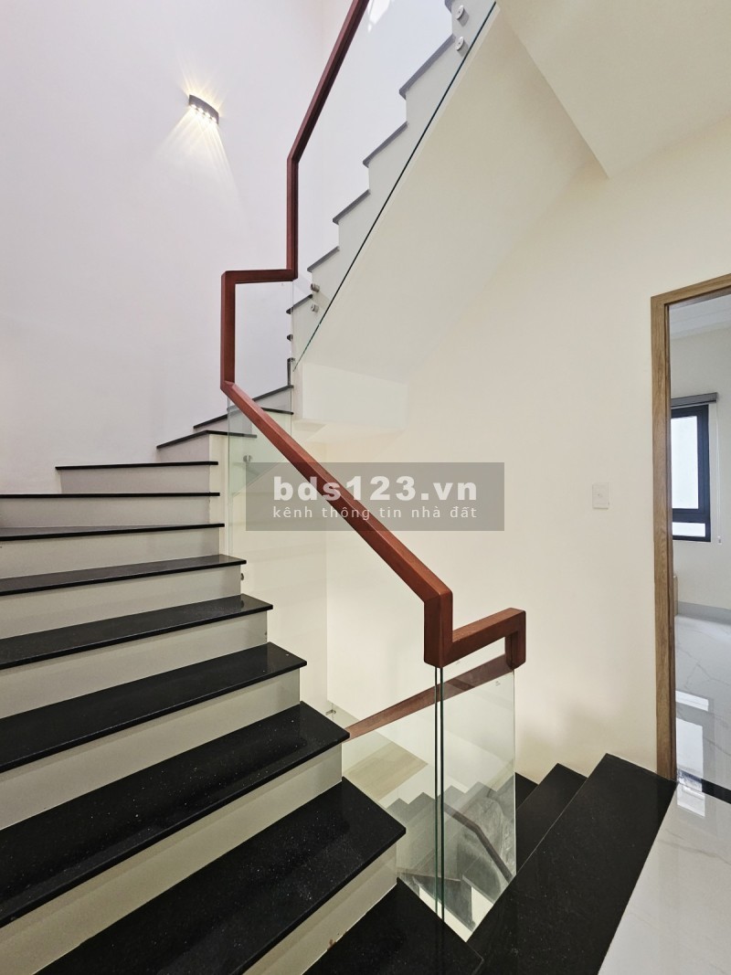 Bán Nhà 3 Tầng - OTO Ngủ trong sân - Sát Vinhomes Q9. Giá Nhỉnh 5…