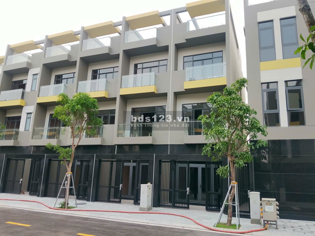 Bán Nhà DT đất 137 m2 ,1 trệt,2 lầu,1 mái thiết kế 5 PN-5 WC, DTXD 320. Giá gốc chủ đầu tư