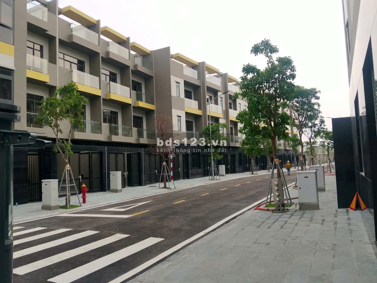 Bán Nhà DT đất 137 m2 ,1 trệt,2 lầu,1 mái thiết kế 5 PN-5 WC, DTXD 320. Giá gốc chủ đầu tư