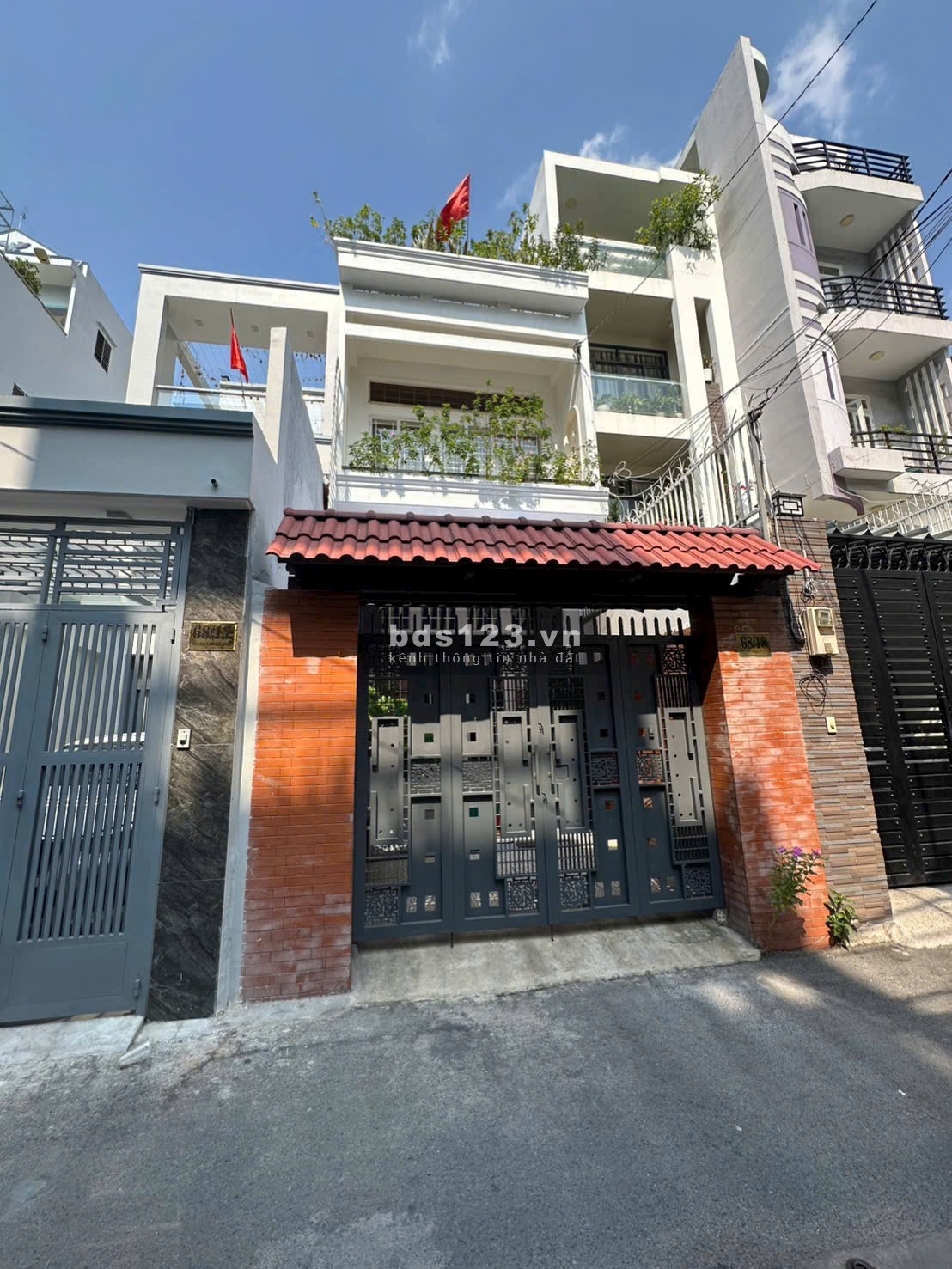 Bán nhà hẻm xe hơi 1 trệt 1 lầu 1 sân thượng Hoàng Diệu P13…