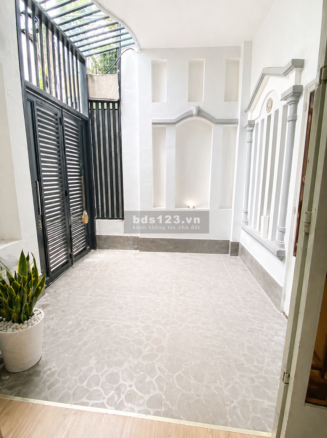 BÁN NHÀ TÂN BÌNH, 5 x 11 , GẦN LÝ THƯỜNG KIỆT, HẺM 4M, NHỈNH…