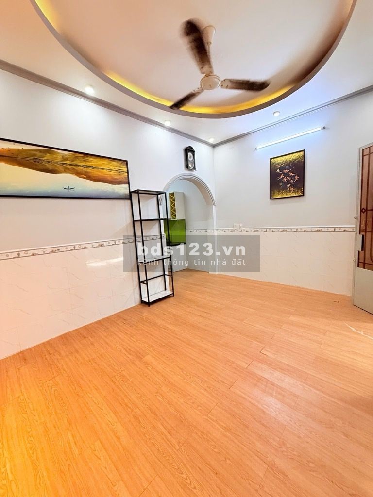 BÁN NHÀ TÂN BÌNH, 5 x 11 , GẦN LÝ THƯỜNG KIỆT, HẺM 4M, NHỈNH…