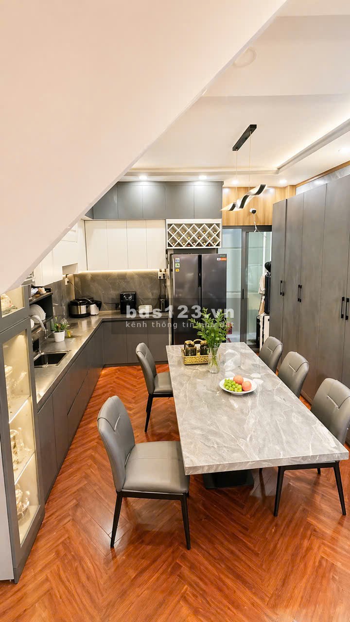 NHÀ 3 TẦNG MỚI – DIỆN TÍCH RỘNG 60M² – 50M RA HẺM XE HƠI…