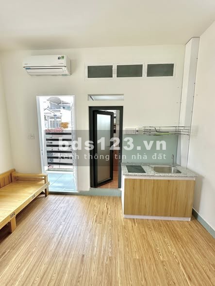 Phòng đầy đủ nội thất, có ban công tại Nguyễn Công Hoan,…